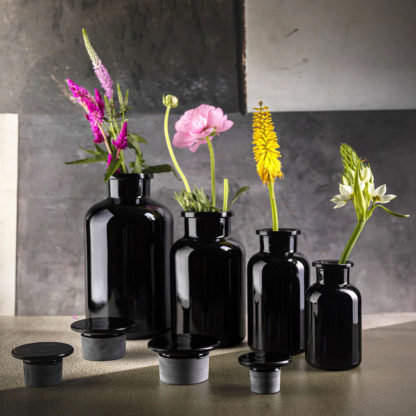 Zdjęcie 4 butelek aptecznych i korków ze szkła szlifowanego z linii Libra z fioletowego szkła biofotonicznego z kwiatami