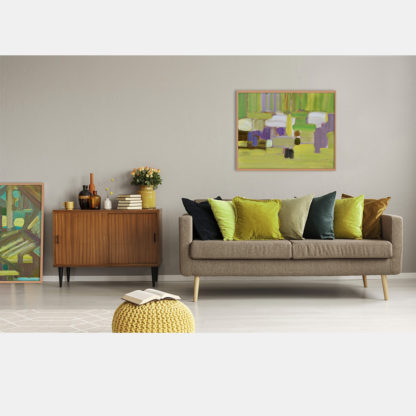 zielono-fioletowy obraz nad kanapą w salonie
