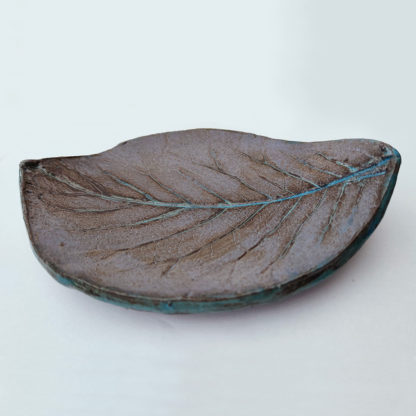 Ceramiczna podstawka – listek fioletowo-turkusowy