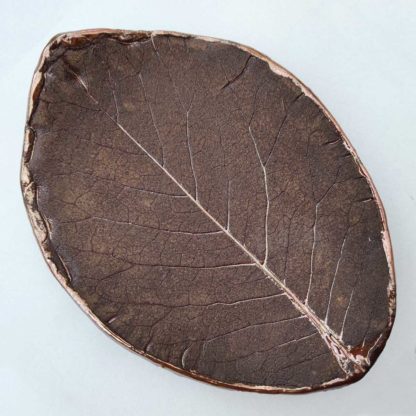 Ceramiczna podstawka – brązowy listek – widok z góry