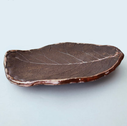Ceramiczna podstawka – brązowy listek – widok z boku