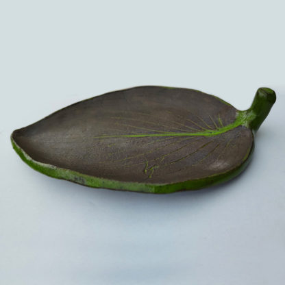 Ceramiczna podstawka – listek z zielonym ogonkiem