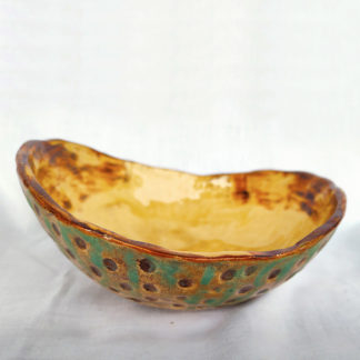 kolorowa ceramiczna miska w kropki – widok z boku