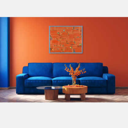 Obraz abstrakcja w tonacji pomarańczowej w pokoju nad granatową kanapą