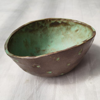 Brązowa miseczka ceramiczna w zielone grochy