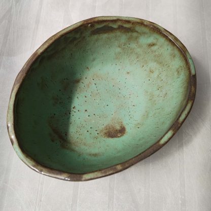 Brązowa miseczka ceramiczna w zielone grochy – widok z góry