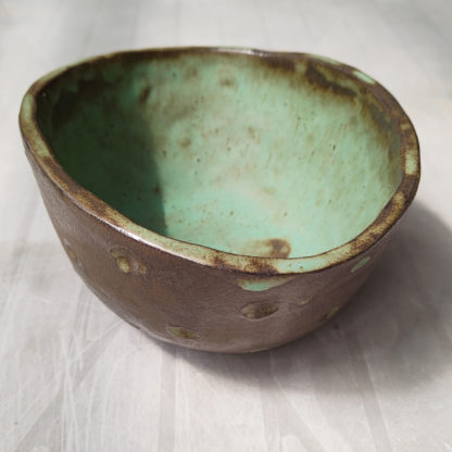 Brązowa miseczka ceramiczna w zielone grochy