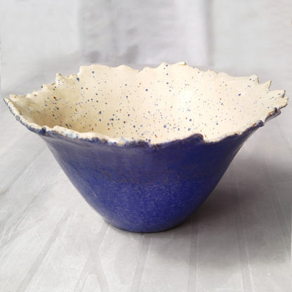 Ceramiczna miska „Błękitna fala” o nieregularnych krawędziach, widok z boku