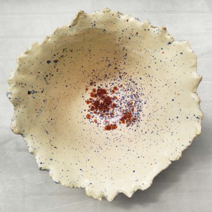 Ceramiczna miska „Błękitna fala” o nieregularnych krawędziach, widok z góry