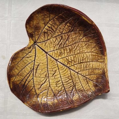 Podstawka pod tealight – liść beżowo-brązowy w kształcie serca,