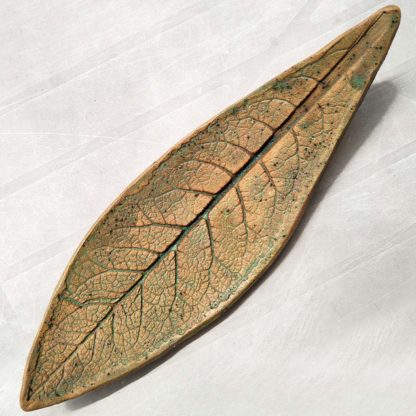 Ceramiczna podstawka – podłużny złoto-zielony listek – widok z góry